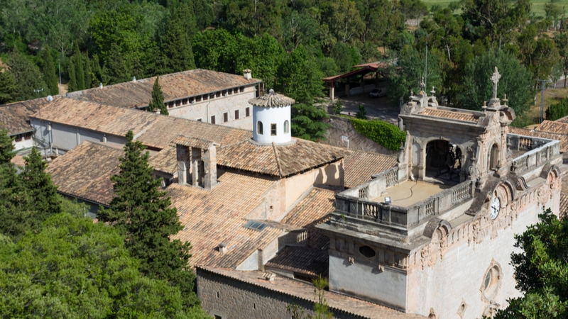 Het populaire bergklooster van Lluc in de Serra de Tramuntana