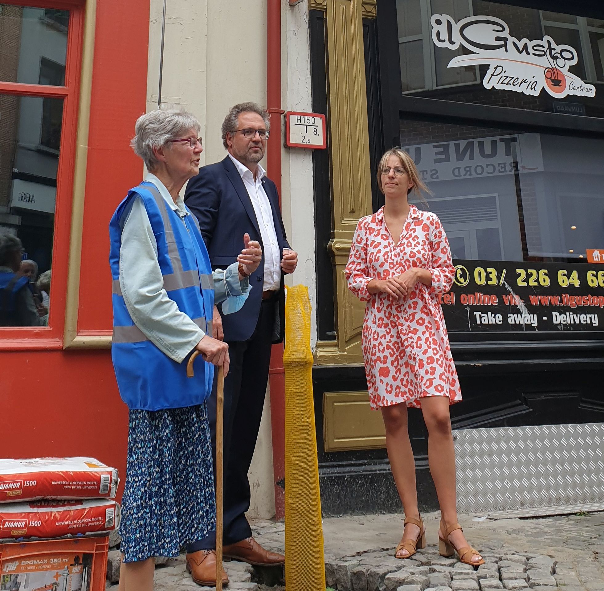 Paula Sörnsen van de vzw Voor Kruis en Beeld, met de schepen Koen Kennis en Charlie Van Leuffel, districtsschepen Antwerpen.