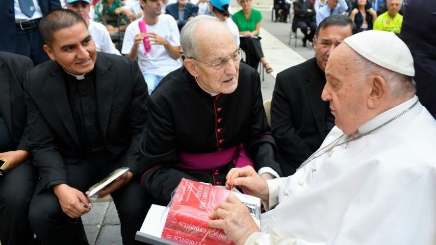 Franciscus ontvangt het martyrologium van de Duitse martelaren