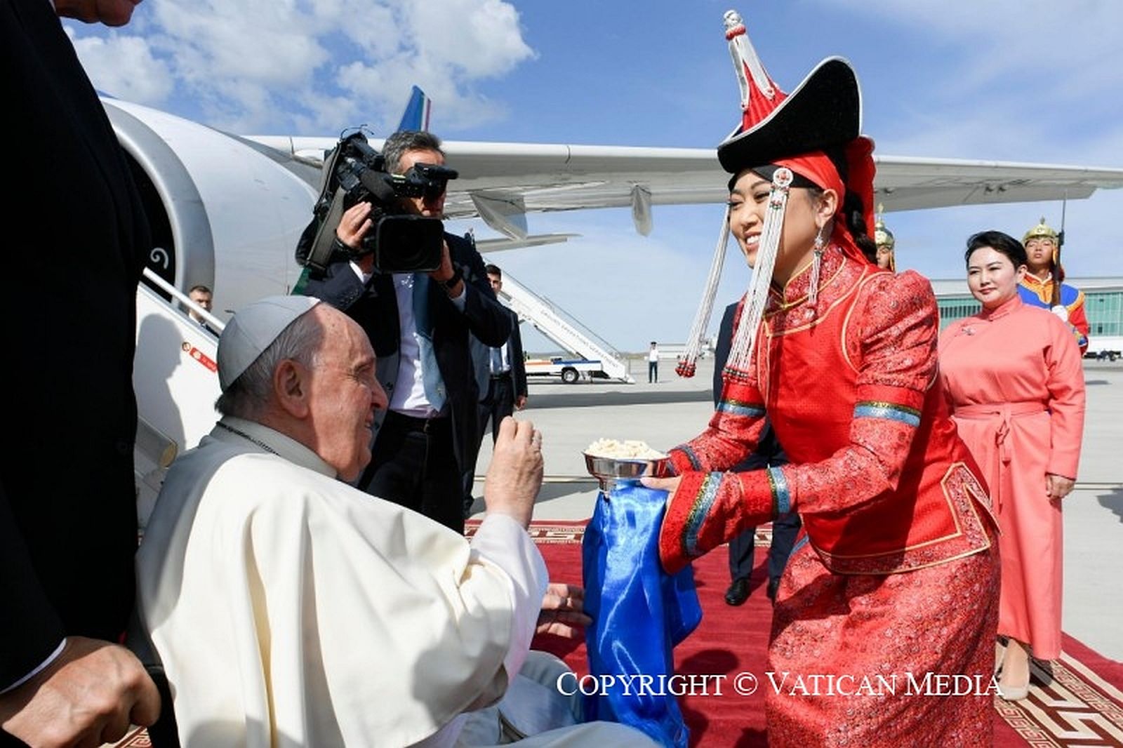 Paus Franciscus tijdens zijn aankomst in Mongolië