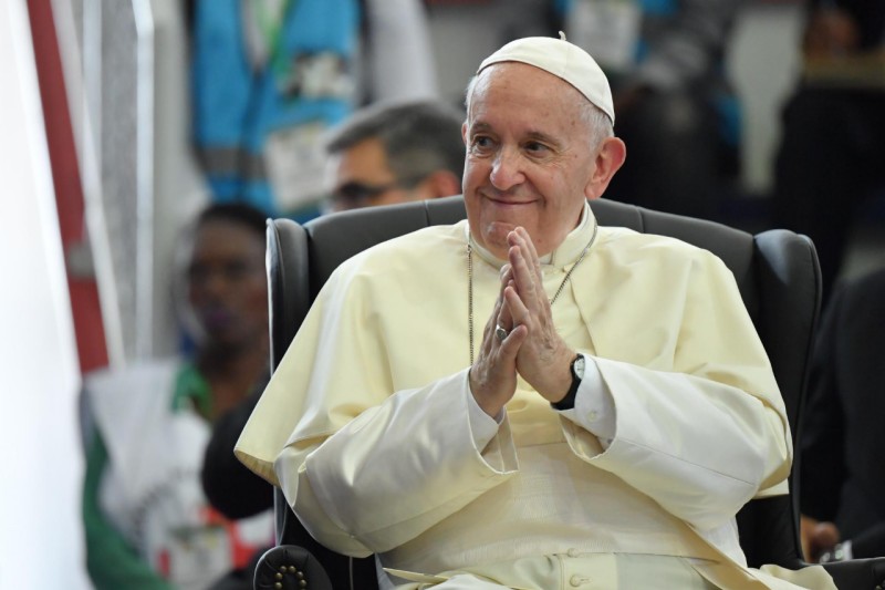 Paus Franciscus beluistert jongeren in het Maxaquene stadion in Maputo 