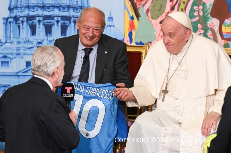 Voorzitter Aurelio De Laurentiis overhandigde de paus een shirt van landskampioen Napoli