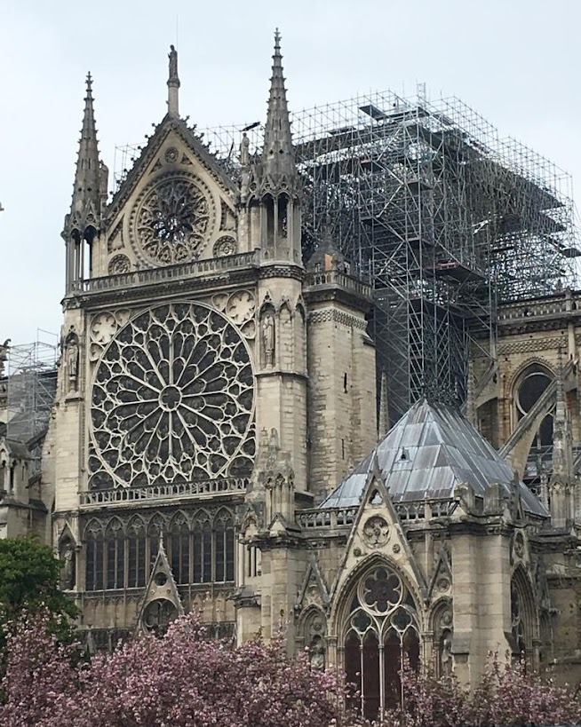 De Notre Damekathedraal, kort na de brand op 16 april