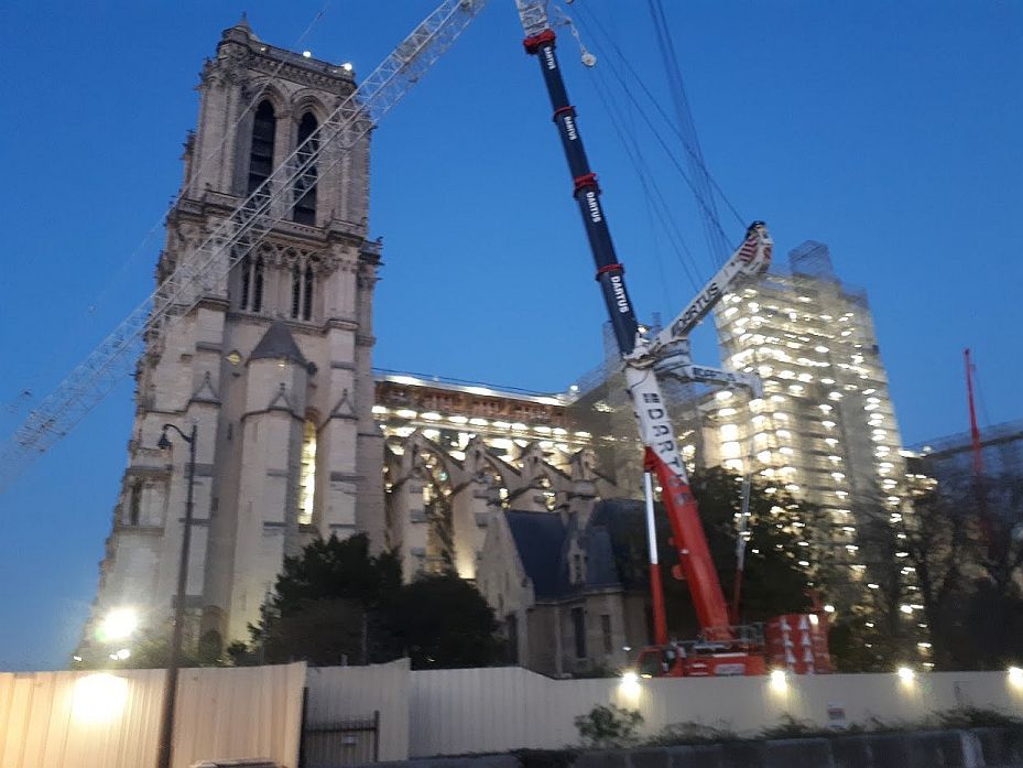 Ook buiten aan de Notre Dame wordt nog volop gewerkt