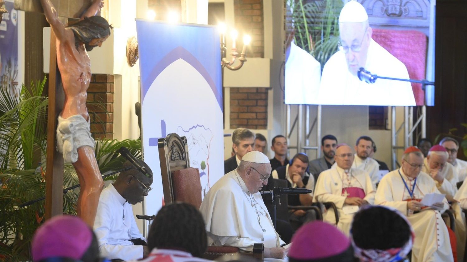 Franciscus tijdens de ontmoeting met slachtoffers van geweld in de nuntiatuur in Kinshasa