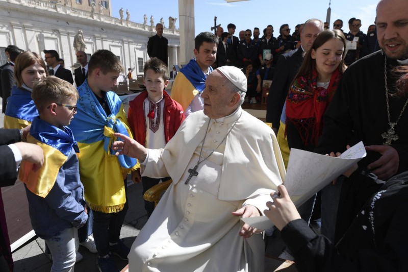 Paus Franciscus ontmoet Oekraïense vluchtelingenkinderen