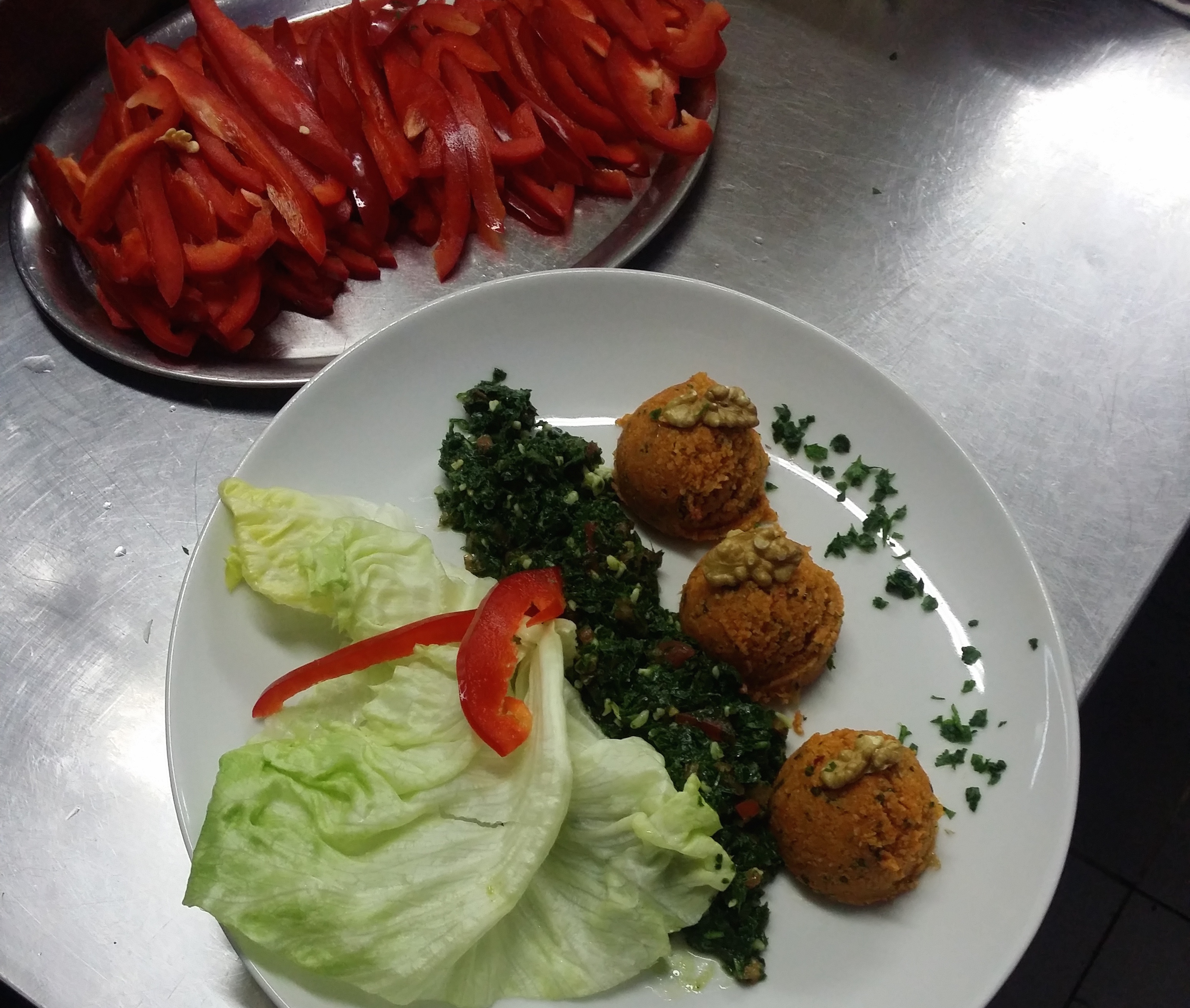 Vrijwilligers bereidden vegetarische Syrische kebbeh en Libaneese taboeleh.