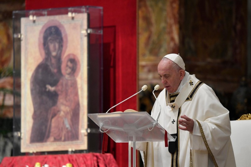 Paus Franciscus tijdens de paasnacht