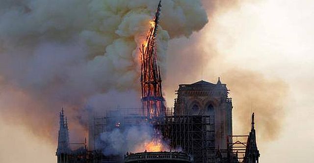 Instorting van de toren van de Notre Dame de Paris 