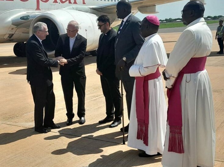 Kardinaal Parolin bij zijn aankomst in Juba