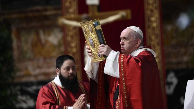 Paus Franciscus viert de patroonheiligen Petrus en Paulus in de Sint-Pietersbasiliek