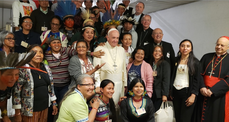 Paus Franciscus tussen deelnemers aan de Amazonesynode. De tevredenheid over het slotdocument is groot.