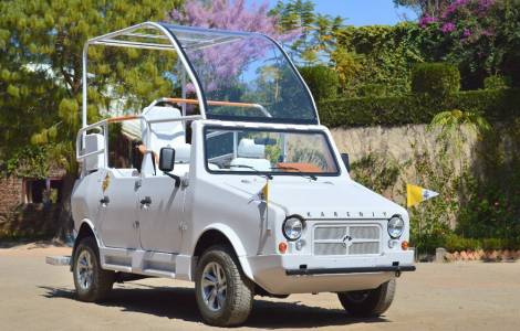 Een Afrikaanse autobouwer heeft een speciale pausmobiel gebouwd voor de komst van paus Franciscus naar Madagaskar