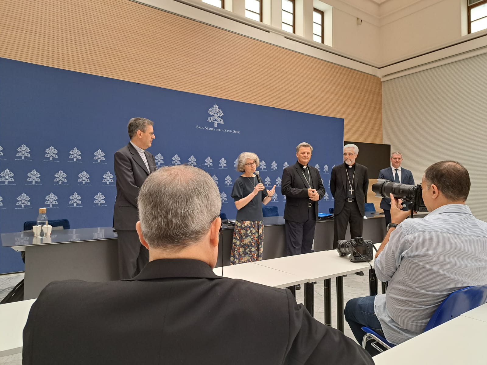 Zuster Nathalie Becquart beantwoordt vragen van journalisten op een persconferentie in het Vaticaan.