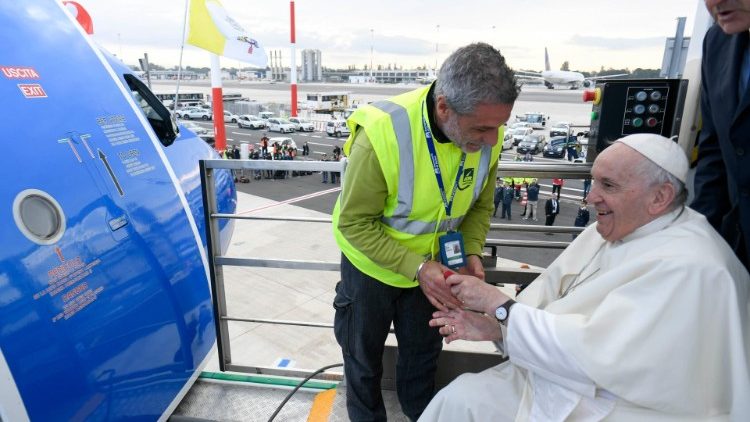 Paus Franciscus op het vliegtuigplatform, tijdens zijn aankomst in Bahrein