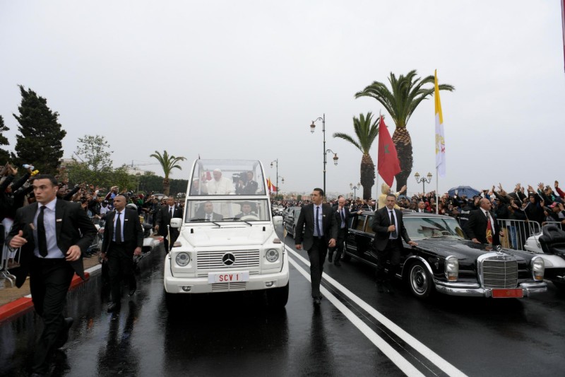 Paus Franciscus bij zijn aankomst in Marokko