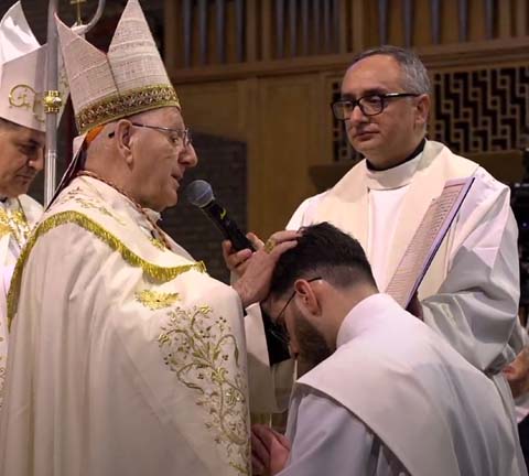 Priesterwijding van gehuwde diaken David Nas