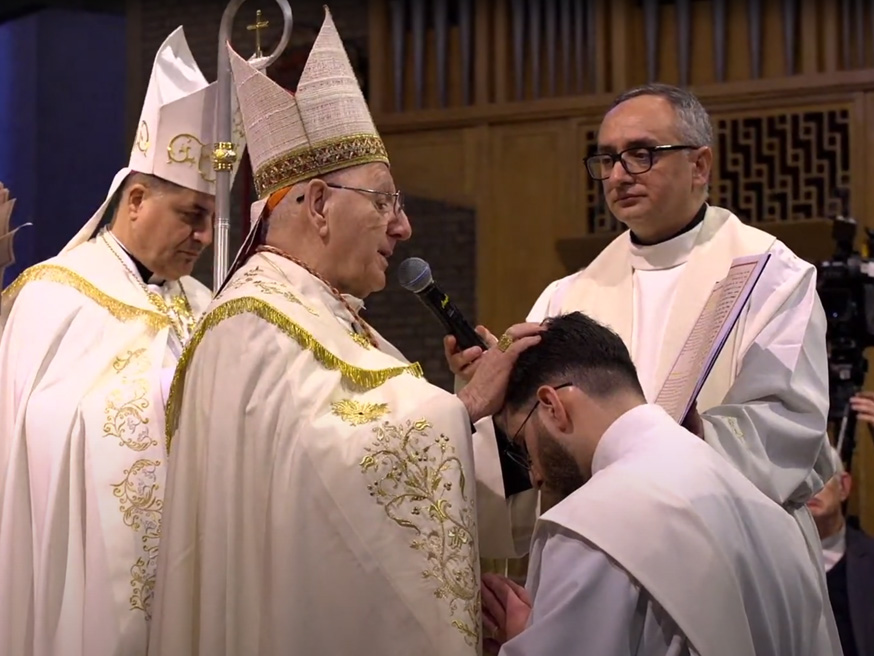 Kardinaal Louis Sako, patriarch van Bagdad van de Chaldeeuwse Kerk, wijdt David Nas door handoplegging tot priester