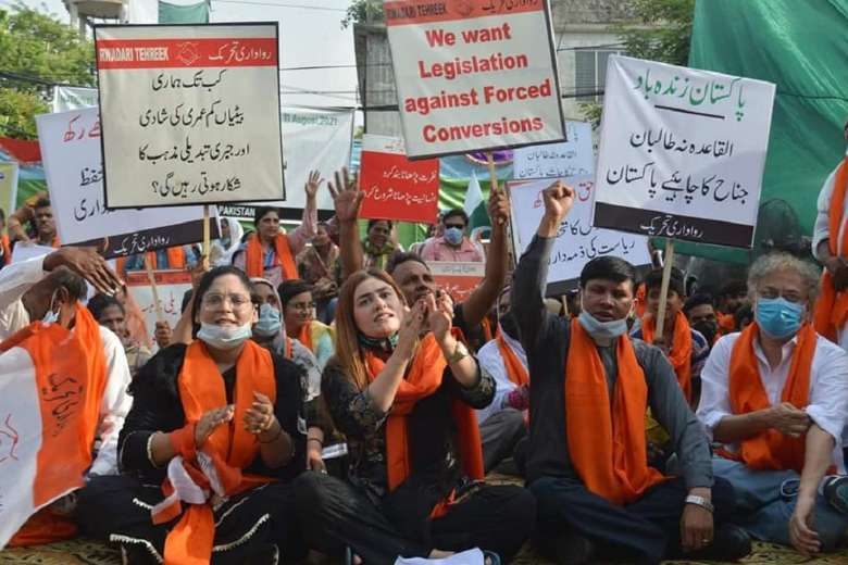 Protest tegen de gedwongen bekeringen en huwelijken in Lahore