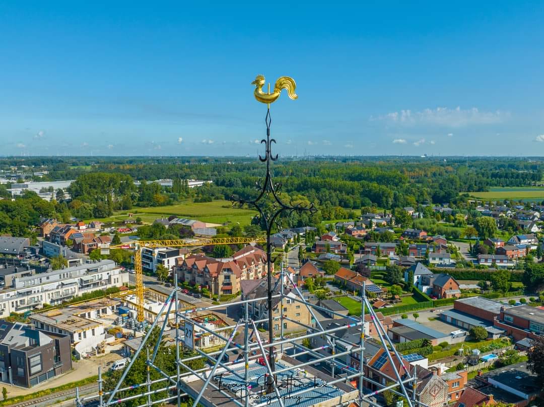 Maandag werden de haan en het kruis terug op de Sint-Pieterskerk geplaatst