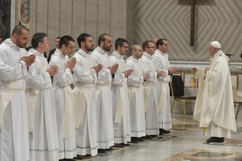 Paus Franciscus tijdens de wijding van nieuwe priesters