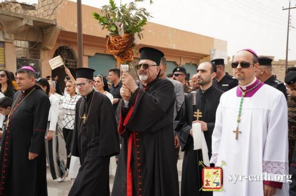 Palmprocessie met patriarch Younan in Qaraqosh