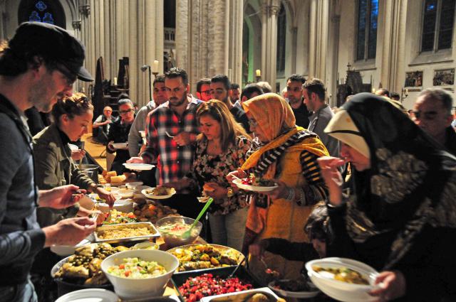 Verbroedering met de moslimgemeenschap tijdens een iftarmaaltijd in Brugge