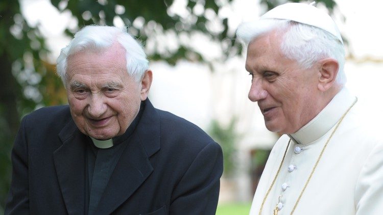 De emeritus paus Benedictus XVI met zijn oudere broer Georg Ratzinger