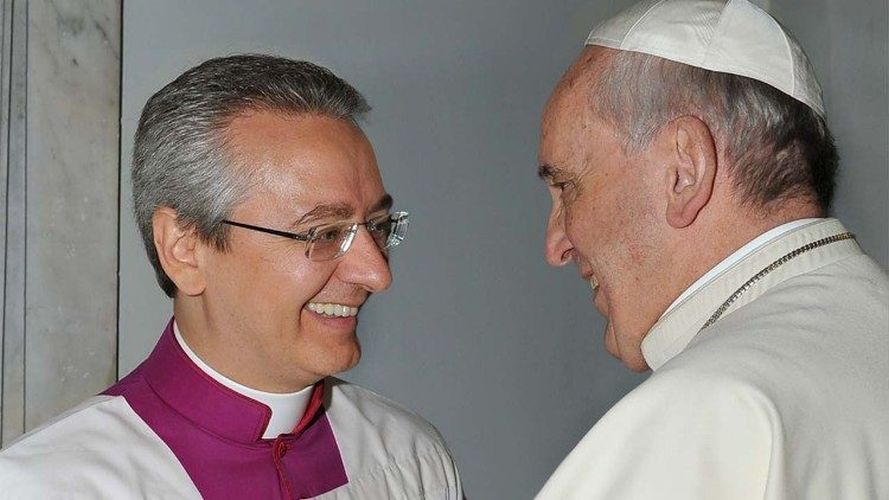 Paus Franciscus met zijn ceremoniemeester Diego Giovanni Ravelli 