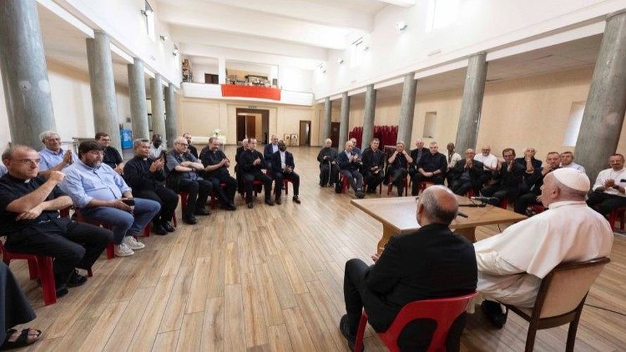 Paus Franciscus ging gisteren in gesprek met een groep priesters