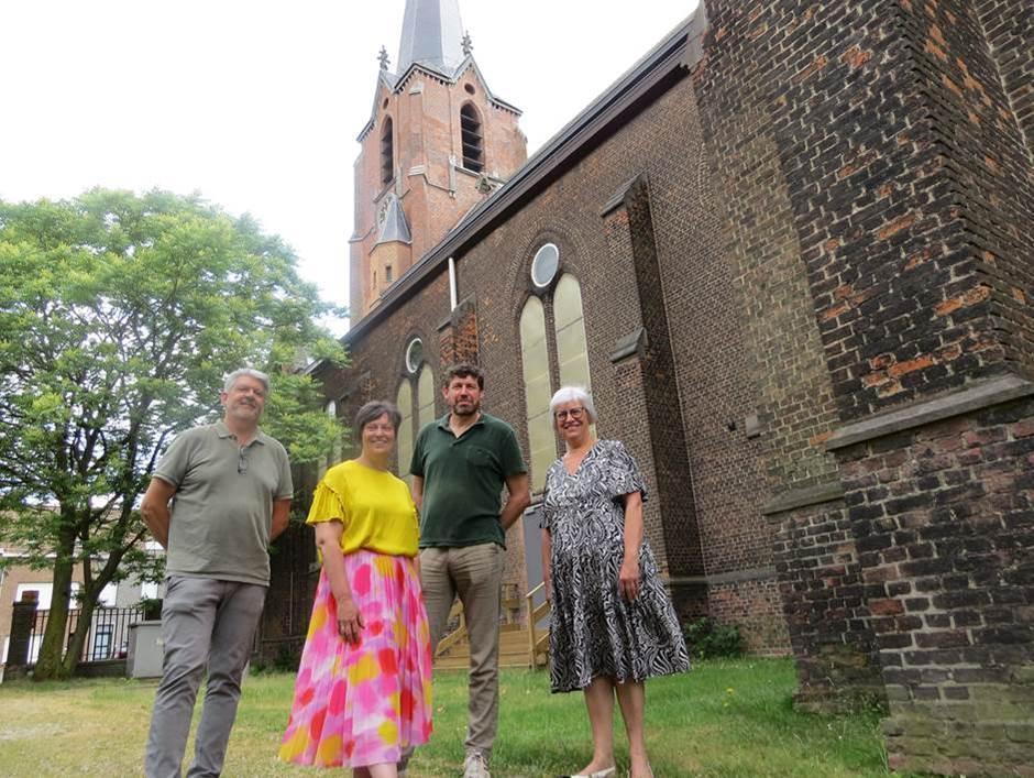 Kathleen Helsen, gedeputeerde provincie Antwerpen met de schepenen van Rumst bij de Sint-Jozefkerk