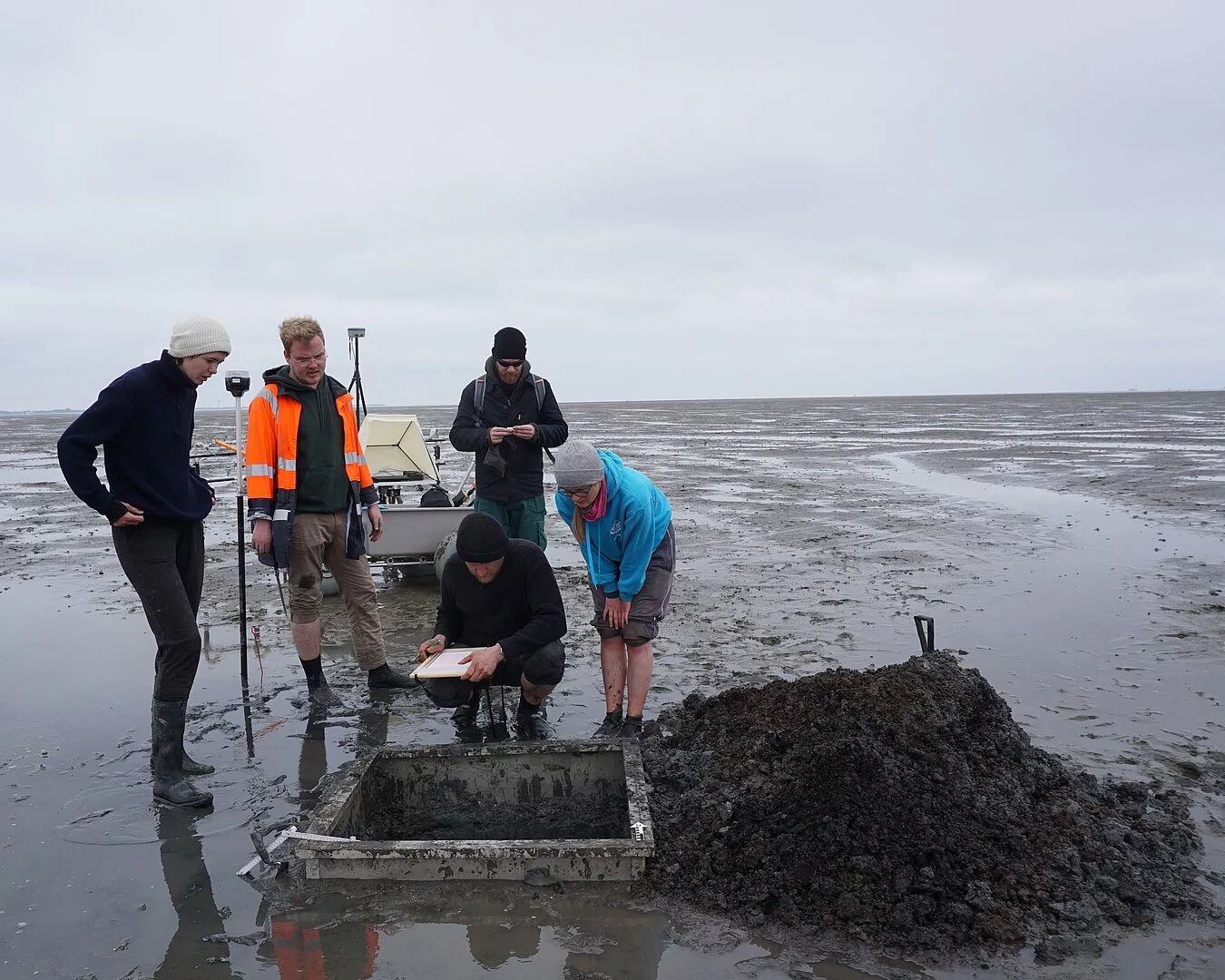 Een speciaal metalen frame maakt opgravingen in het wad mogelijk