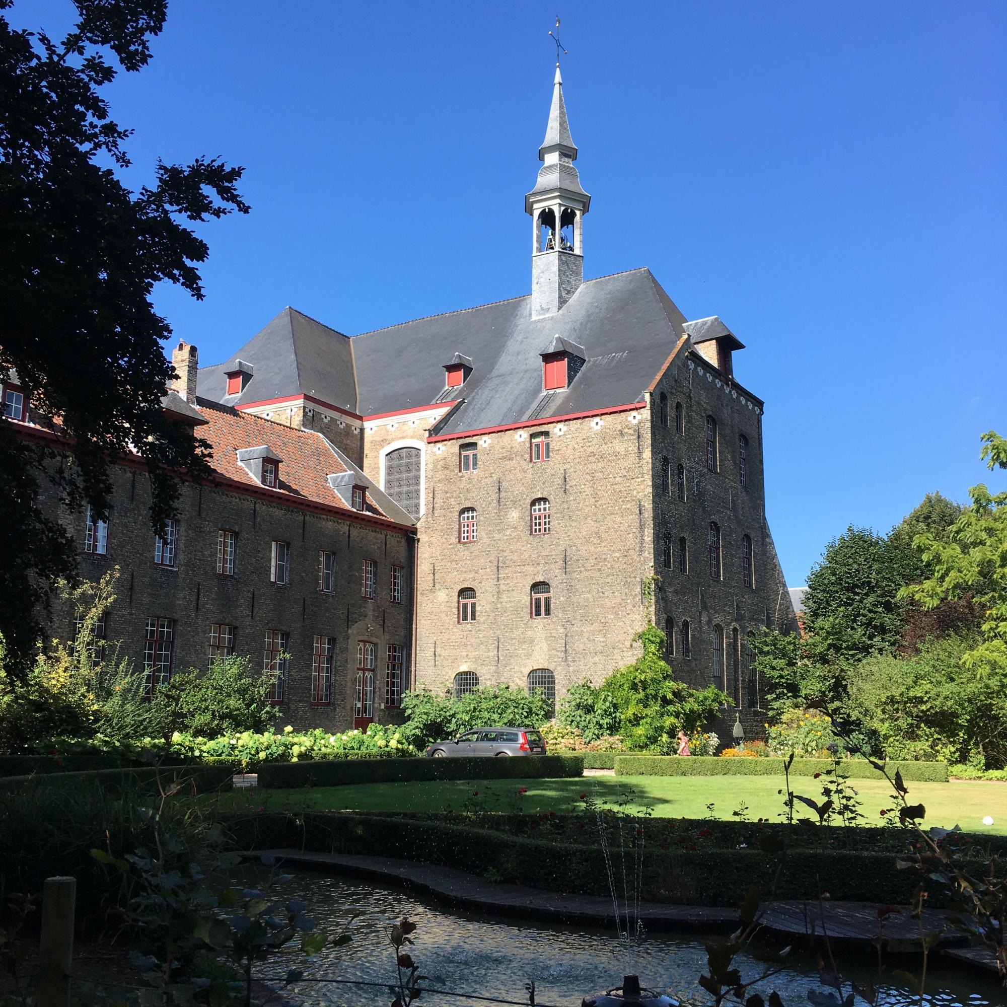 Buitenzicht vanuit de tuin van het Karmelietenklooster in Brugge