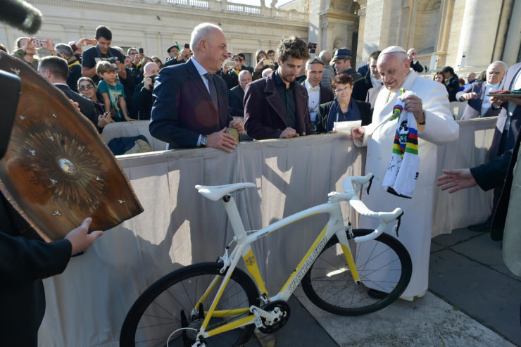 Peter Sagan, toen hij de fiets schonk aan paus Franciscus