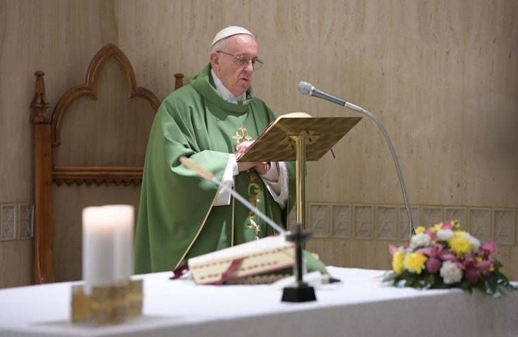 Paus Franciscus in een eucharistieviering in de kapel van Santa Marta