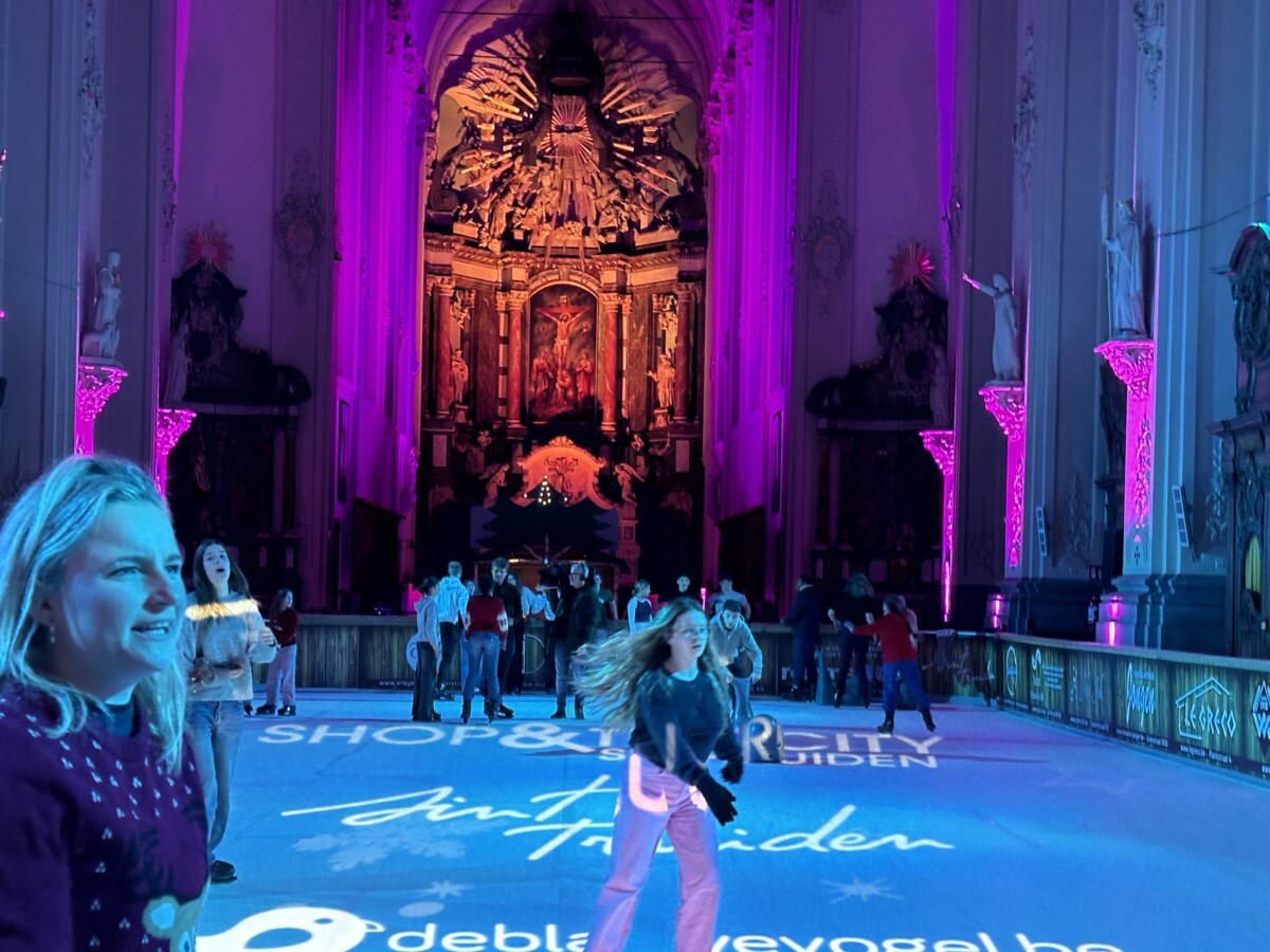 Schaatsen op kunstijs in de ontwijde Minderbroederskerk in Sint-Truiden