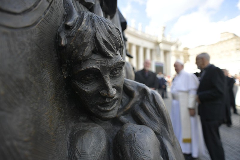 Paus Franciscus onthulde het beeld Angels Unawares van Timothy Schmalz