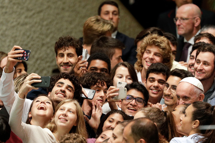 Jongeren nemen een selfie met de paus op de jongerensynode.