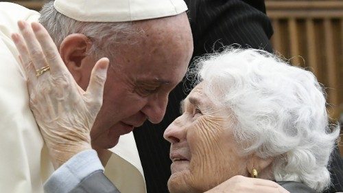 Paus Franciscus draagt de ouderen in zijn hart