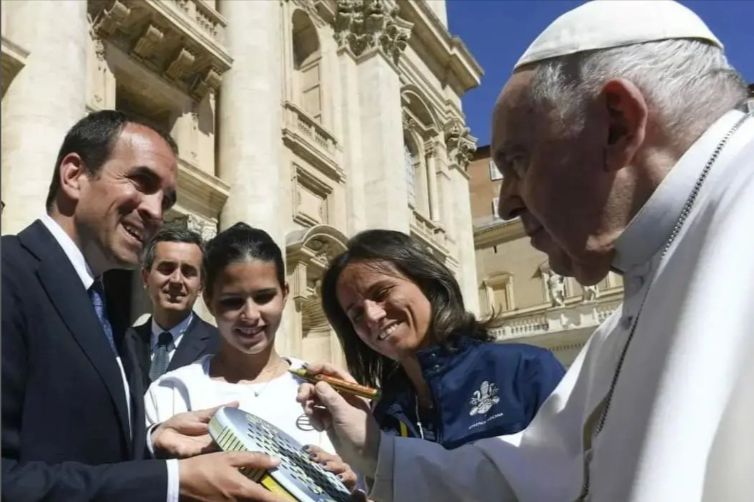 Paus Franciscus met leden van het sportteam van het Vaticaan