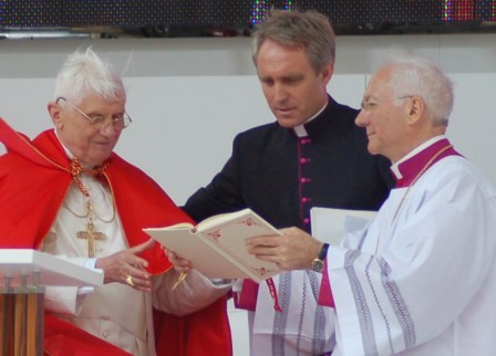 Georg Ganswein (midden) met Benedictus XVI © Philippe Keulemans