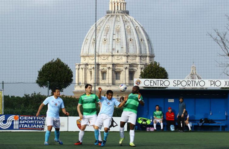 Voetbal in het sportcentrum van het Vaticaan