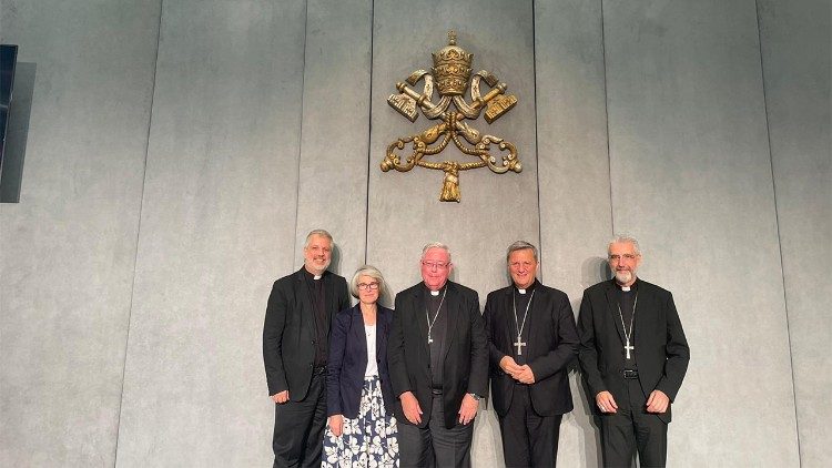 Het coördinatieteam voor de 16de algemene assemblee van de bisschoppensynode over de synodale Kerk in oktober 2023, met in het midden generaal-relator kardinaal Hollerich 