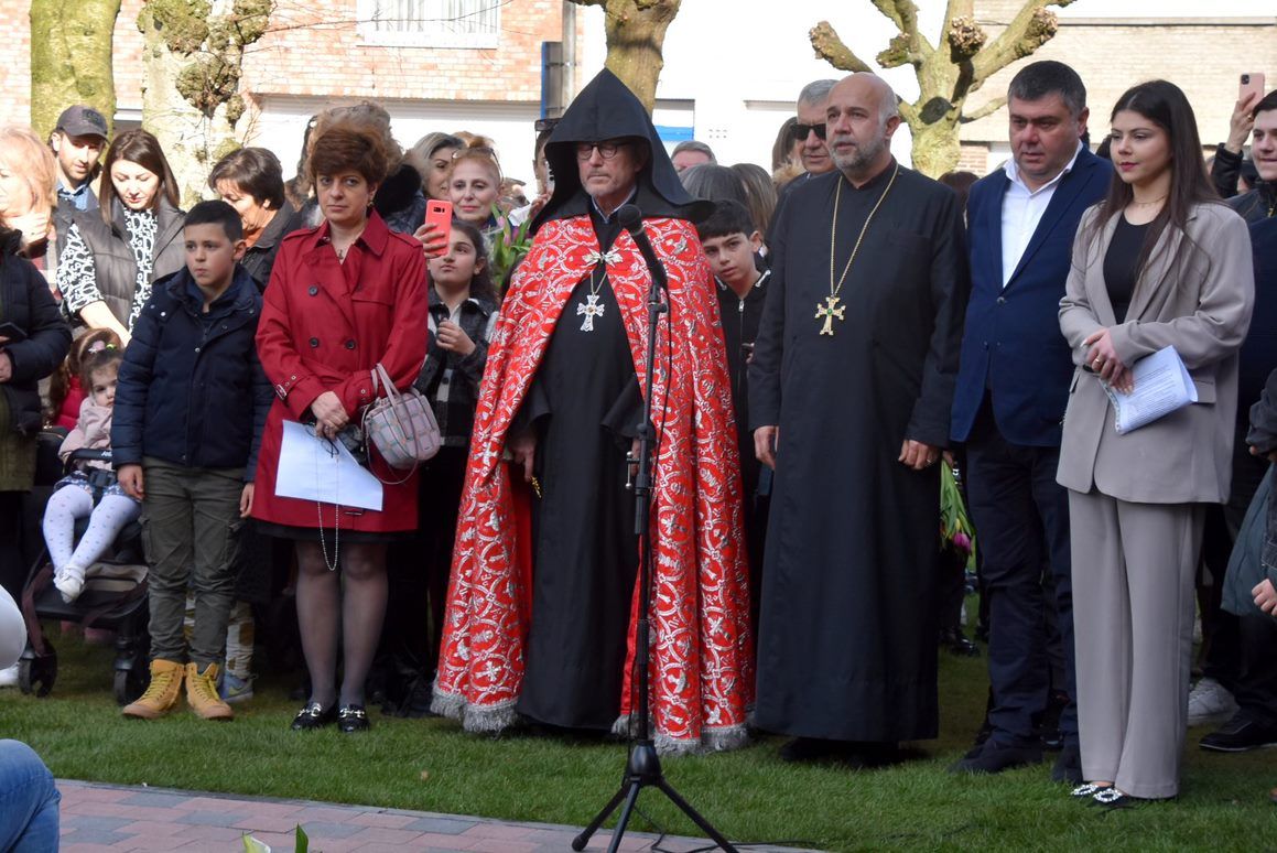 Zegening van het Armeens door een Armeense priester, in aanwezigheid van de Armeense ambassadrice