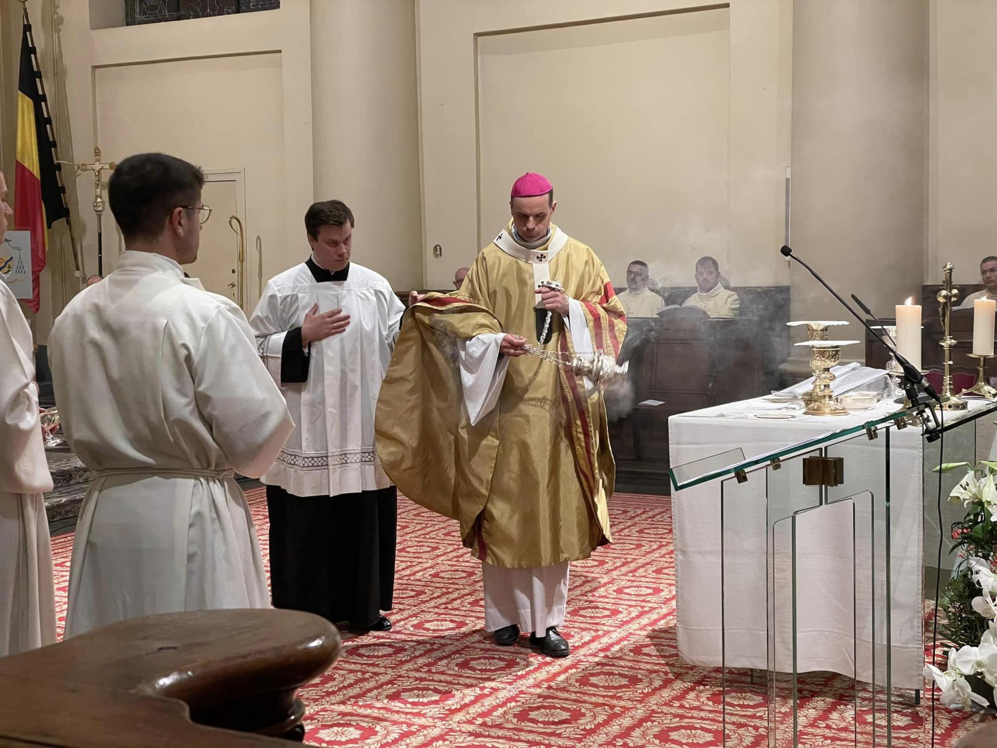 Mgr. Terlinden werd in Sint-Jacob-op-Koudenberg geïnstalleerd als nieuwe legerbisschop