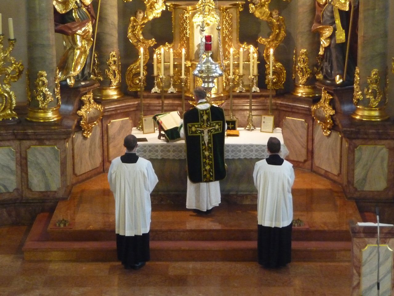 De preconcilaire liturgie wordt in het Latijn en met de rug naar het volk gekeerd gevierd