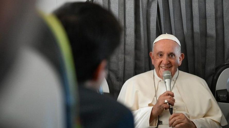 Paus Franciscus tijdens de terugvlucht