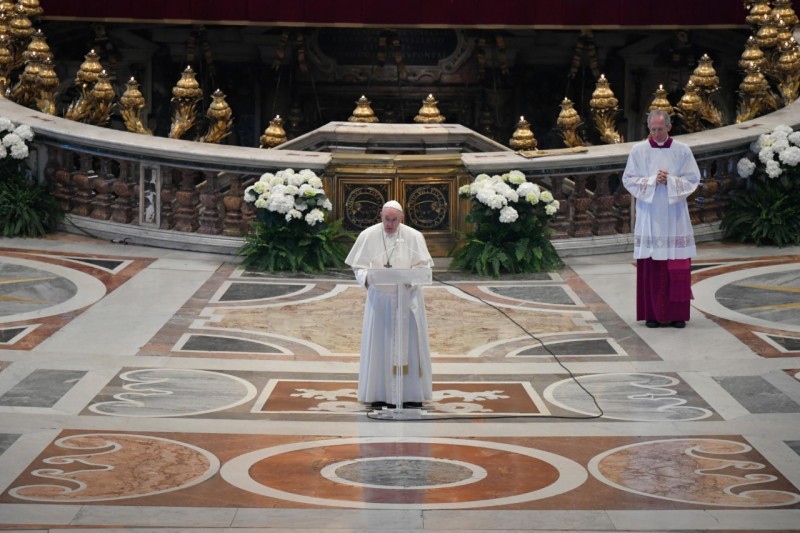 Paus Franciscus tijdens de Urbi et Orbi-zegen op paasdag