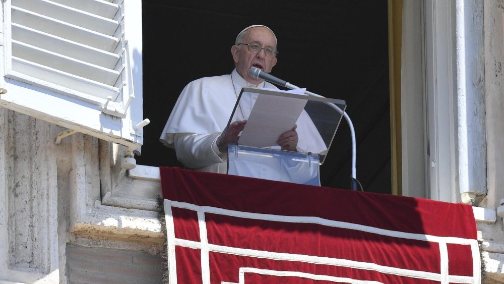 Paus Franciscus tijdens het Angelus van zondag