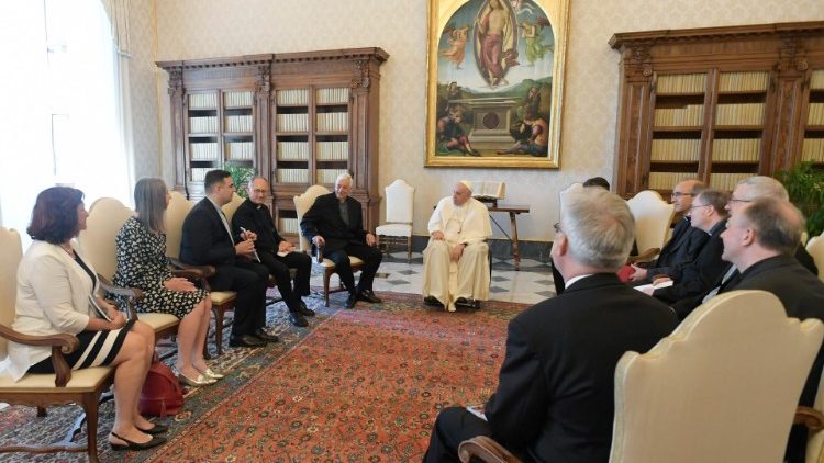 Paus Franciscus tijdens zijn ontmoeting met de verantwoordelijken van de culturele tijdschriften van de jezuïeten